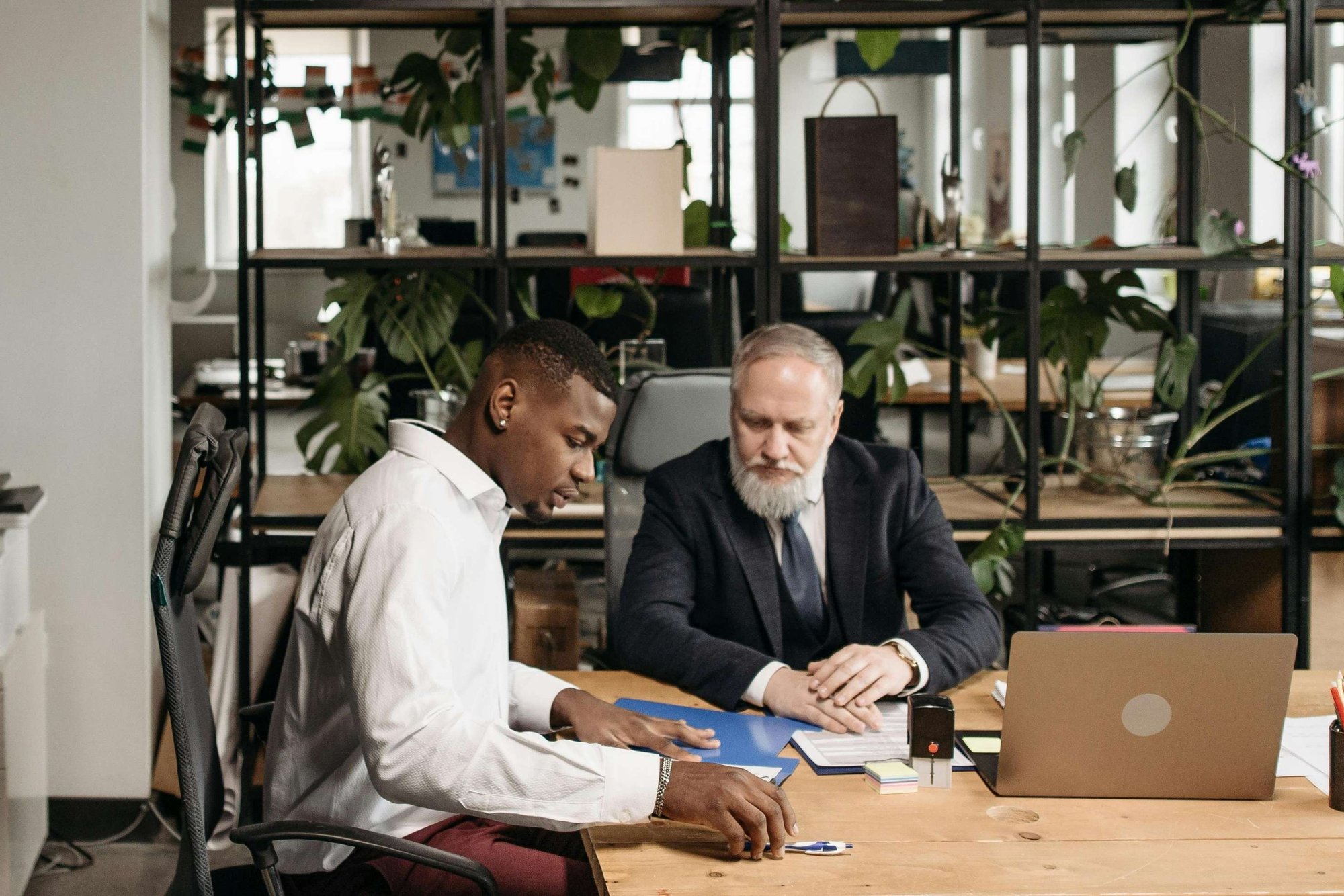 Rencontre B2B autour d’un ordinateur pour structurer la prospection et les suivis commerciaux